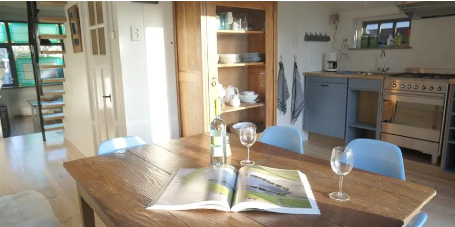 Binnen met wijnglazen op de tafel bij Jut & Jul